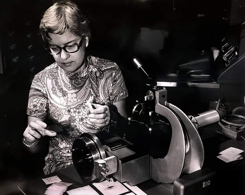 Vera Rubin - Vera Rubin measuring spectra in 1974 at the Department of Terrestrial Magnetism at the Carnegie Institution in Washington, D.C.