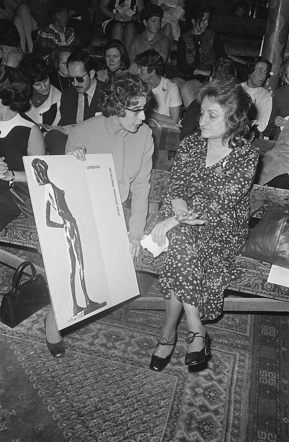 Betty Friedan - Collectie / Archief : Fotocollectie Anefo
Reportage / Serie : [ onbekend ]
Beschrijving : Wilhelmina Drucker-prijs uitgereikt aan Amerikaanse "Dolle Mina" in Shaffy-theater, Amsterdam;