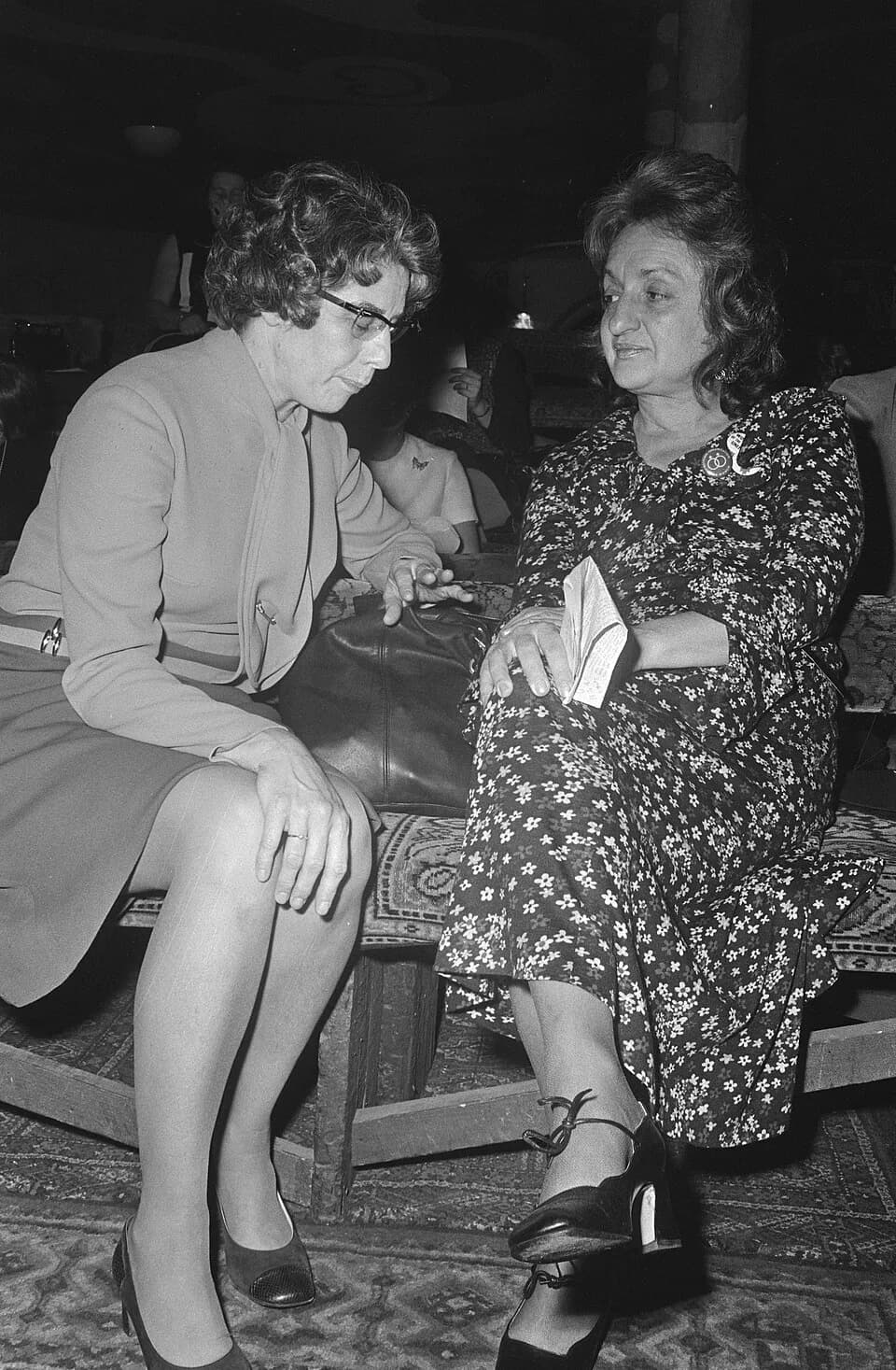 Betty Friedan - Collectie / Archief : Fotocollectie Anefo
Reportage / Serie : [ onbekend ]
Beschrijving : Wilhelmina Drucker-prijs uitgereikt aan Amerikaanse "Dolle Mina" in Shaffy-theater, Amsterdam;
