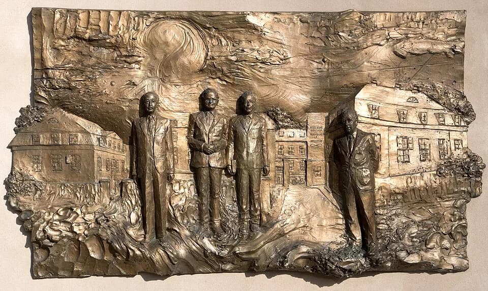 Ben Roy Mottelson - Bronze relief of Nobel Prize winners at the Niels Bohr Institute. Four physicists, Niels Bohr, George de Hevesy, Aage Bohr and Ben Mottelson with elements that characterize their w