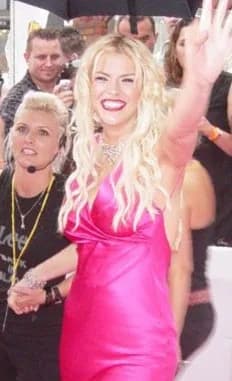 Anna Nicole Smith - American actreess Anna Nicole Smith in the red carped for 2005 MTV Video Music Awards