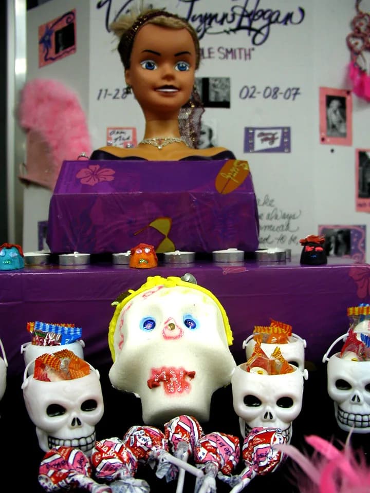 Anna Nicole Smith - Anna Nicole Smith Ofrenda Detail
