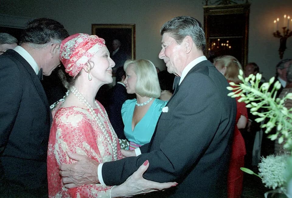 Loretta Young - State Visit to Prime Minister Rajiv Gandhi of India Dinner President Talking with Loretta Young in Blue Room - DPLA - eb053b18c1ea6bec54ce6364ade7b9ff.jpg