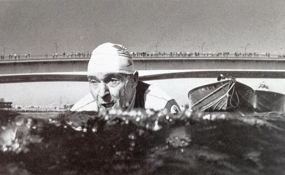 Jack LaLanne - Dieses Photo zeigt Jack Lalanne als er 70 Boote mit je einer Person beladen, an Händen und Füßen gefesselt, 1,5 Milen hinter sich her zieht.