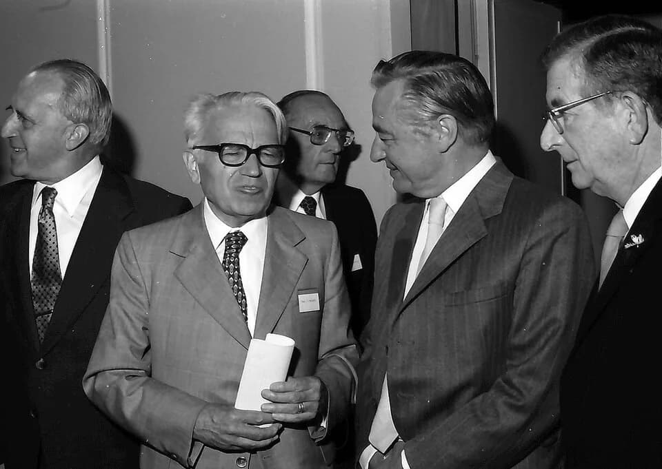 Robert Burns Woodward - 27. Tagung 1977 Chemiker; Sitzreihen im Theater: Ernst O. Fischer, Gerhard Herzbereg, H. Kienitz, Lord George Porter of Luddenham, Robert B. Woodward