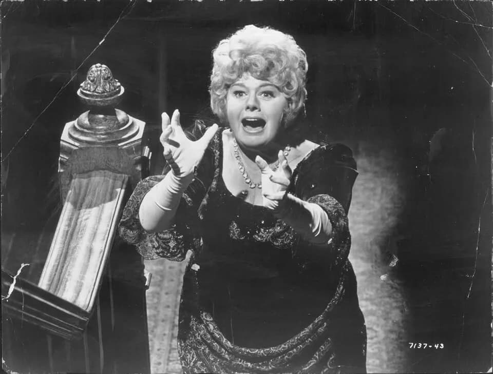 Shelley Winters - Publicity photo of American actress Shelley Winters promoting the 1971 feature film Whoever Slew Auntie Roo?.