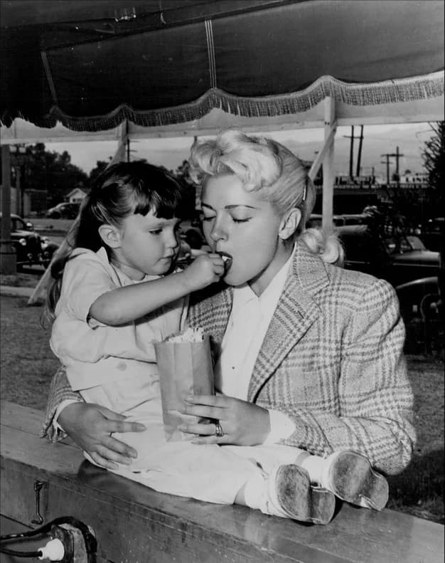 Lana Turner - Press photo of Lana with daughter Cheryl Turner, 1946