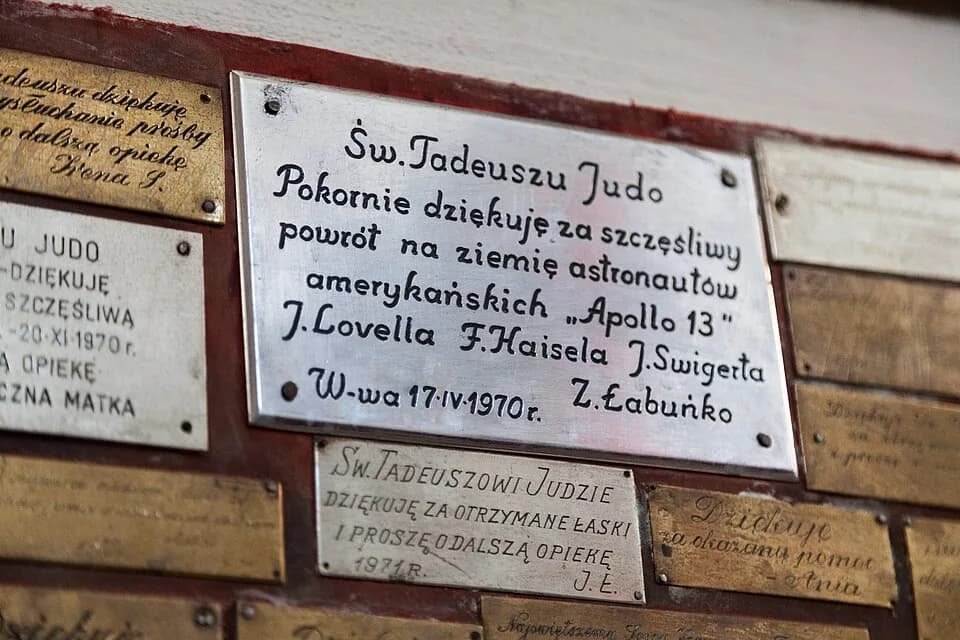 Jim Lovell - Votive plaque dedicated to safe return of Apollo 13 Mission in Holy Cross church in Warsaw. The inscription says: "Saint Juda Thaddeus I humbly thank you for safe return of American astro