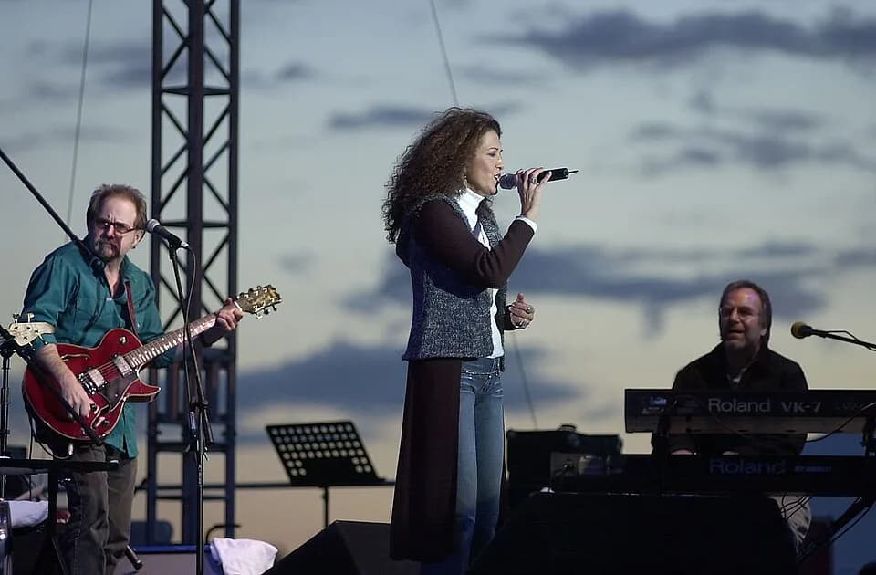 Kris Kristofferson - Rita Coolidge performing an outdoor concert in Seattle, 2002