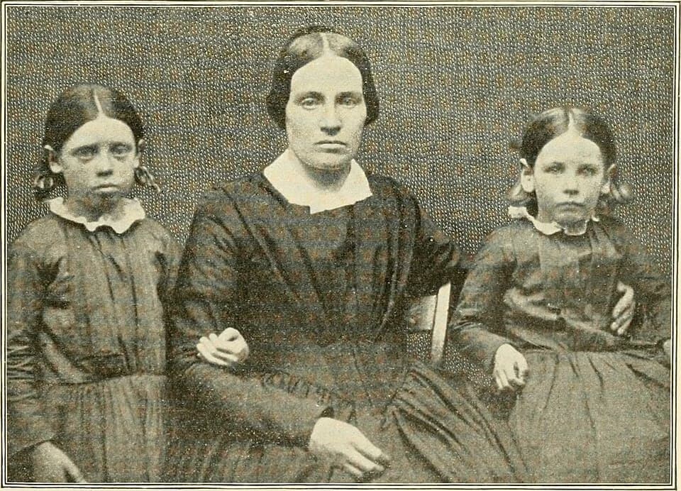 John Brown - Mrs. John Brown and her two daughters
Identifier: bookofroyalblue12balt (find matches)
Title: Book of the Royal blue
Year: 1897 (1890s)
Authors:  Baltimore and Ohio railroad company. (fro