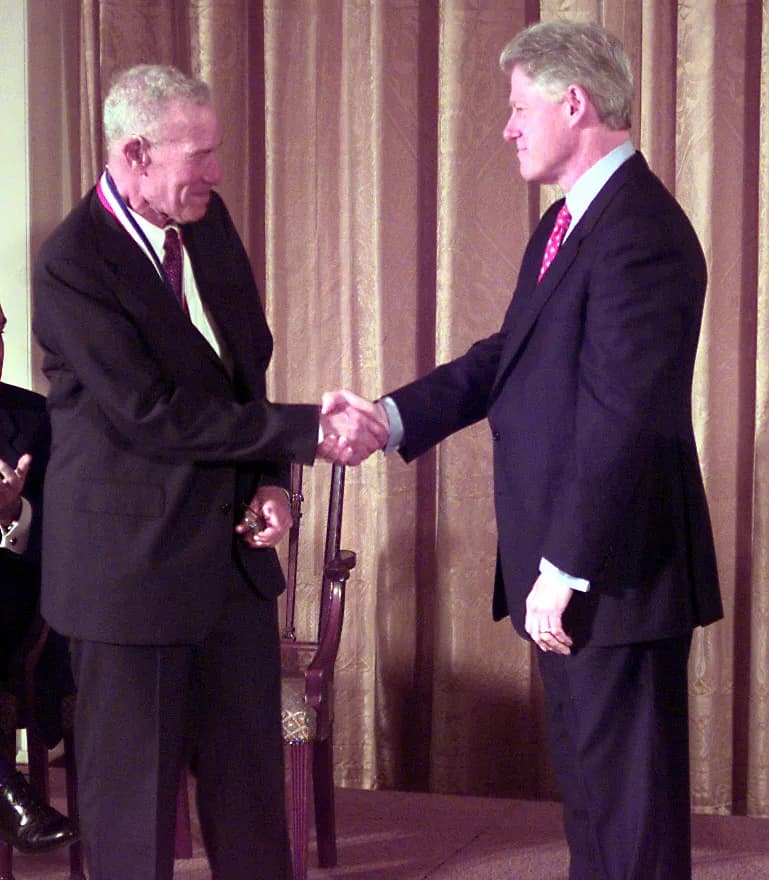 Robert Solow - President Clinton is awarding w:Robert Solow the National Medal of Science