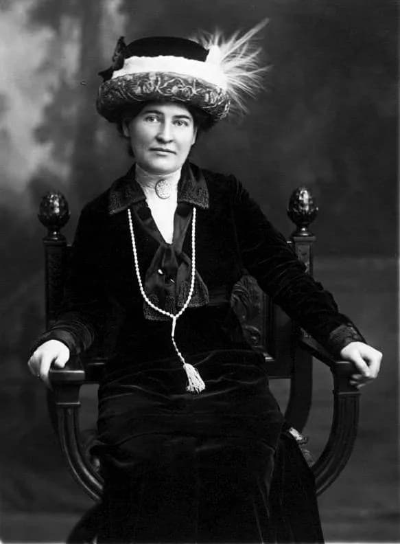 Willa Cather - Willa Cather ca. 1912 wearing necklace from Sarah Orne Jewett