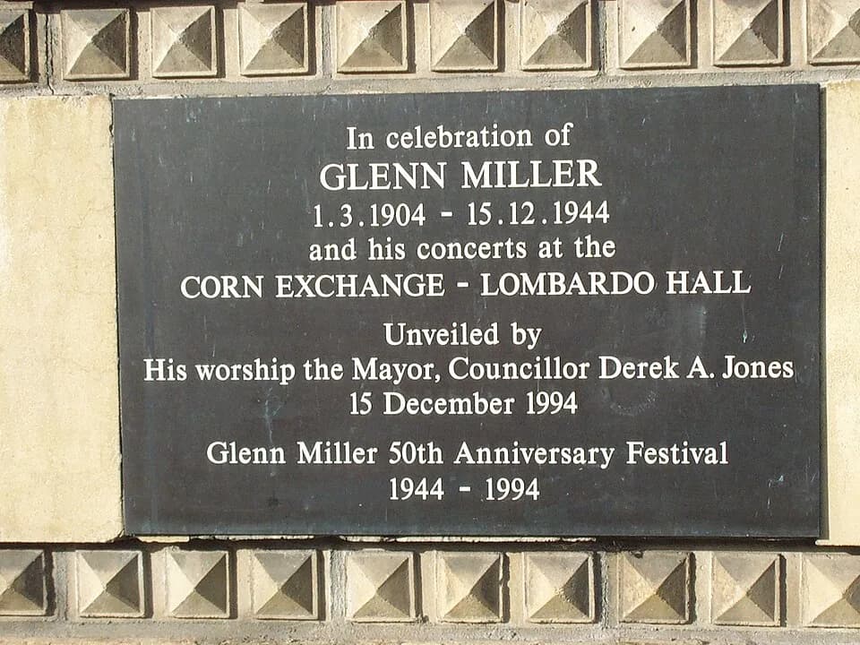 Glenn Miller - The plaque beneath the bust of Glenn Miller on Bedford Corn Exchange.