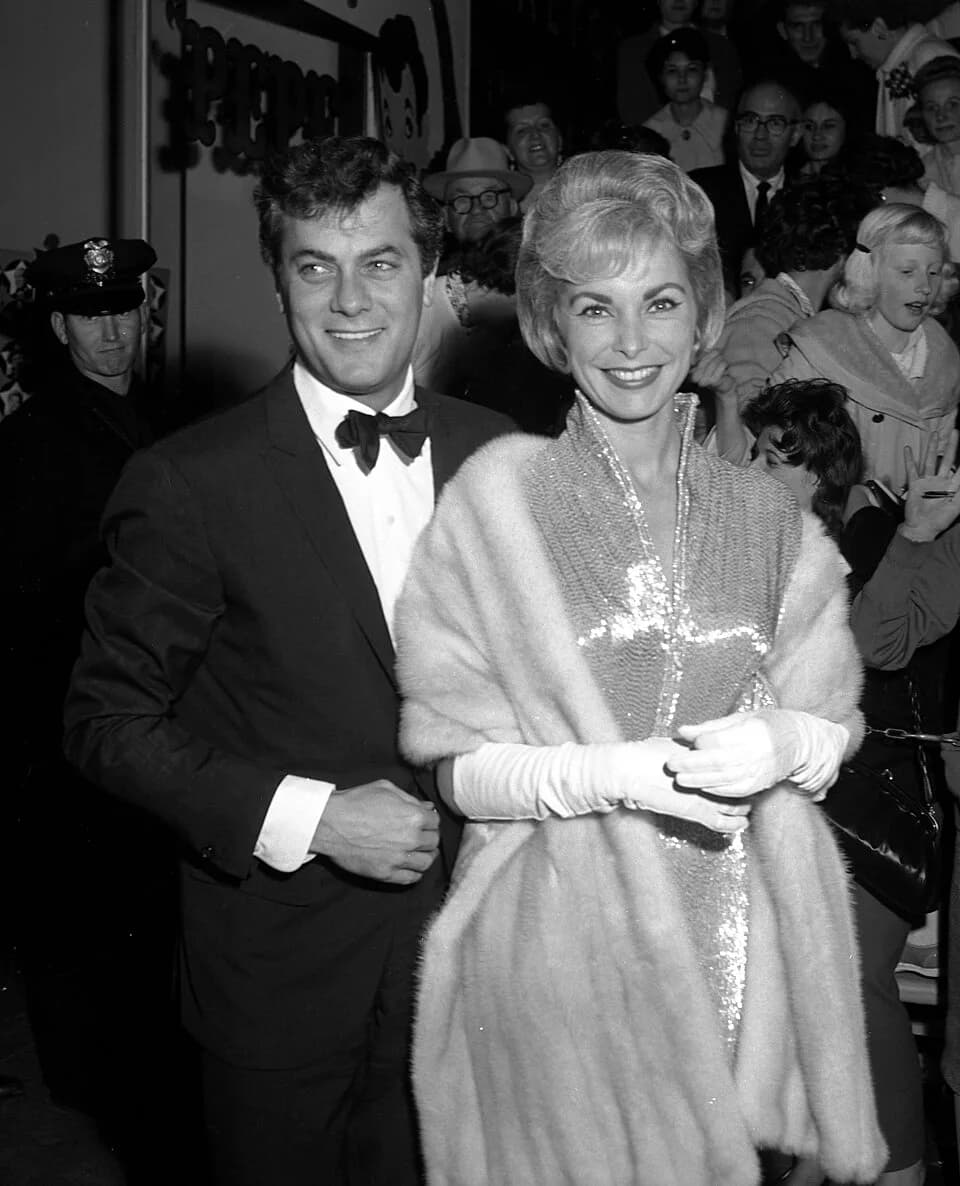 Janet Leigh - Actors Tony Curtis and Janet Leigh with fans at film premiere of Pepe in Los Angeles