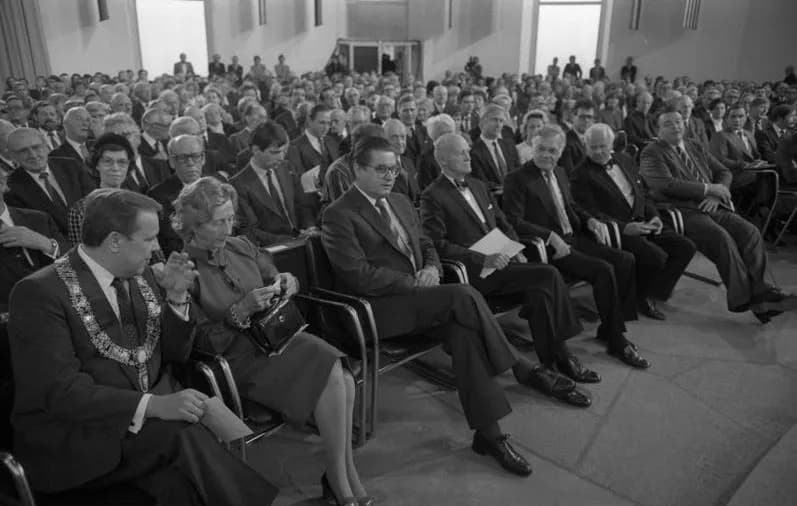 George F. Kennan - For documentary purposes the German Federal Archive often retained the original image captions, which may be erroneous, biased, obsolete or politically extreme. Verleihung des Fried