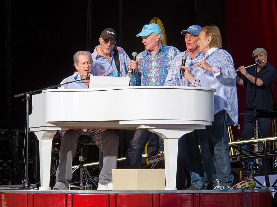 Brian Wilson - The Beach Boys cantando todos juntos en el piano blanco en el marco del 50 aniversario: (sentado) Brian Wilson, David Marks, Mike Love, Bruce Johsnton y Al Jardine. En el Santa Barbara 