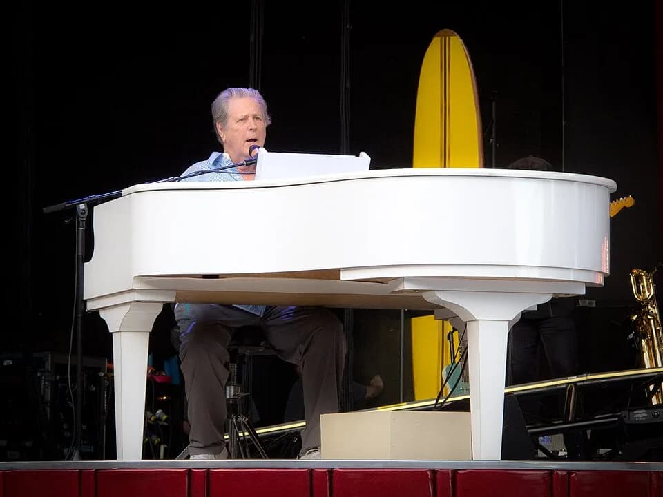 Brian Wilson - Brian Wilson en piano con The Beach Boys. En el Santa Barbara Bowl (Santa Barbara, California).