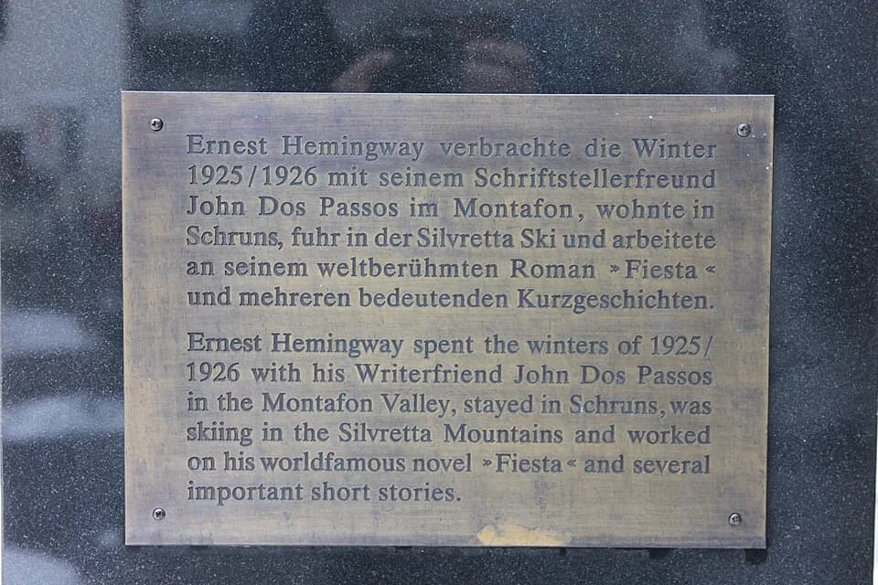 John Dos Passos - Denkmal in Schruns zu Ernest Hemingway, Beschreibung ebendort, mit genannt John Dos Passos