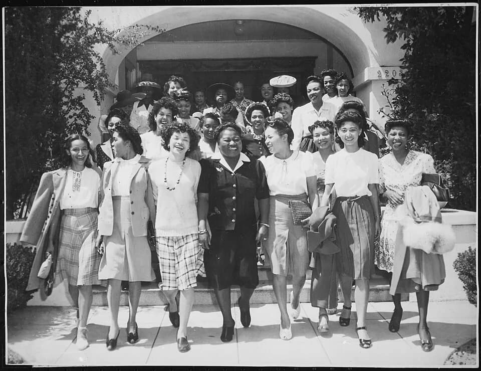 Hattie McDaniel - Hattie McDaniel leading entertainers from her Los Angeles home to Minter Field for a performance for World War II soldiers in 1942.

McDaniel (center), in front of her house at 2203 