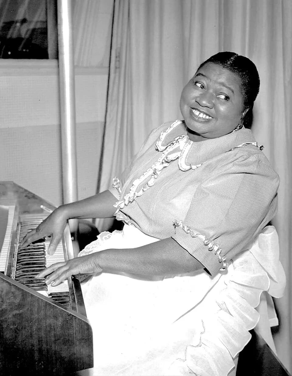 Hattie McDaniel - Photo of Hattie McDaniel as Beulah from the radio program of the same name.  The original role was voiced by actor en:Marlin Hurt.  Shortly after his sudden death in 1946, the role w