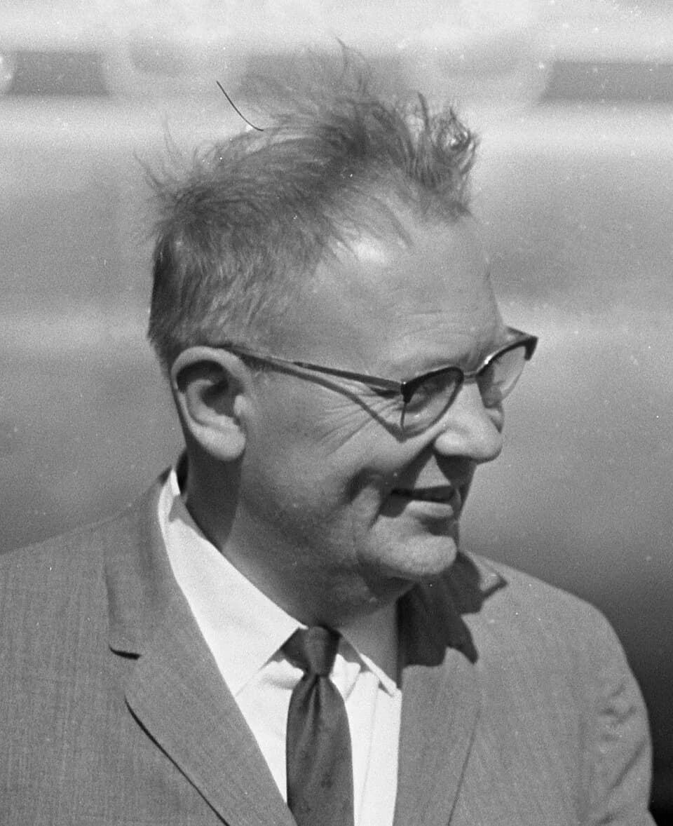 Gerard Kuiper - Aankomst prof. Kuiper op Schiphol, links prof. Kuiper rechts prof. dr. J.J. van Lochem