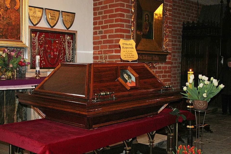 Nicolaus Copernicus - Sarkofag z doczesnymi szczątkami Mikołaja Kopernika wystawiony w Bazylice katedralnej św. Jakuba w Olsztynie.