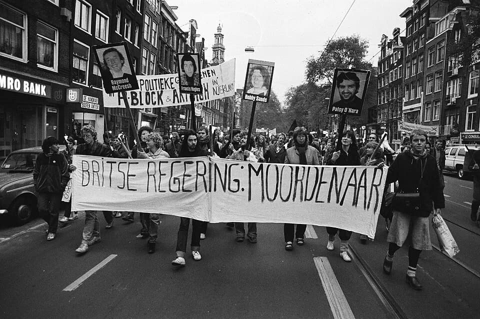 Bobby Sands - Collectie / Archief : Fotocollectie Anefo
Reportage / Serie : [ onbekend ]
Beschrijving : Demonstratie in Amsterdam i.v.m. overlijden van IRA-activist Bobby Sands , demonstratie op Rozen