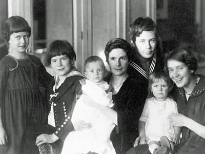 Klaus Mann - Katja Mann with children (about 1919). From left to right: Monika, Golo, Michael, Katja, Klaus, Elisabeth, Erika.