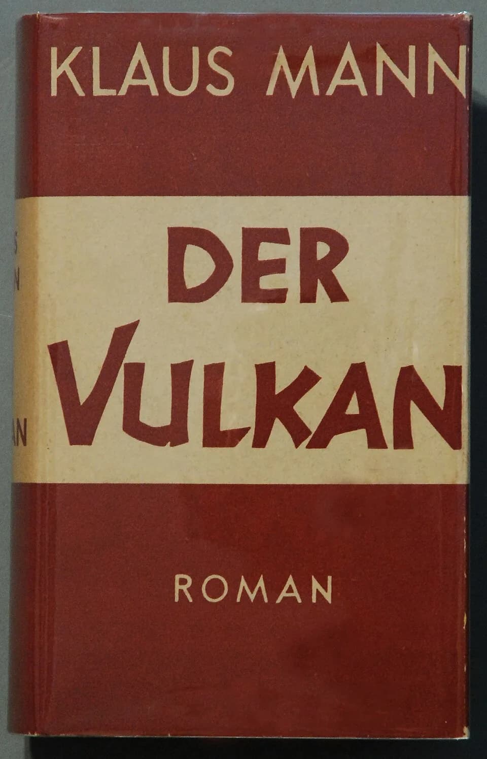 Klaus Mann - Mann, Klaus: Der Vulkan. Roman unter Emigranten. Amsterdam: Querido 1939, 721 S.
Original-Verlagsumschlag der Erstausgabe, Wilpert/Gühring² 21. 	

Sammlung H.-P.Haack