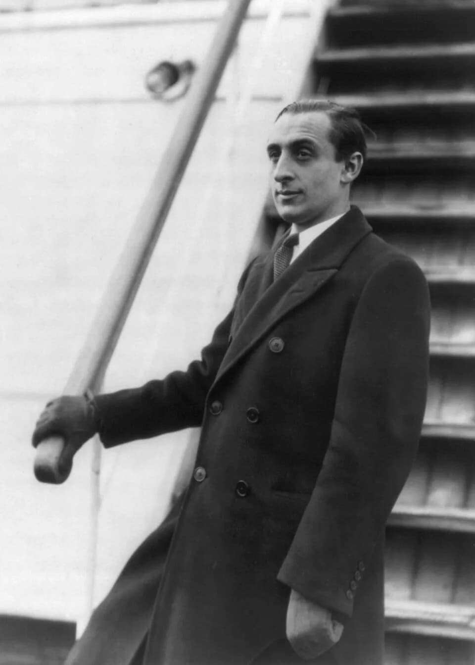 Vladimir Horowitz - Title: Vladimir Horowitz, 1904- , half-length portrait, standing by steps, facing left
Abstract/medium: 1 photographic print.