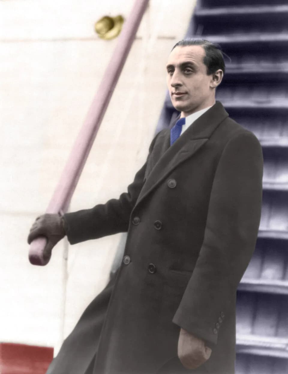 Vladimir Horowitz - Vladimir Horowitz, half-length portrait, standing by steps, facing left