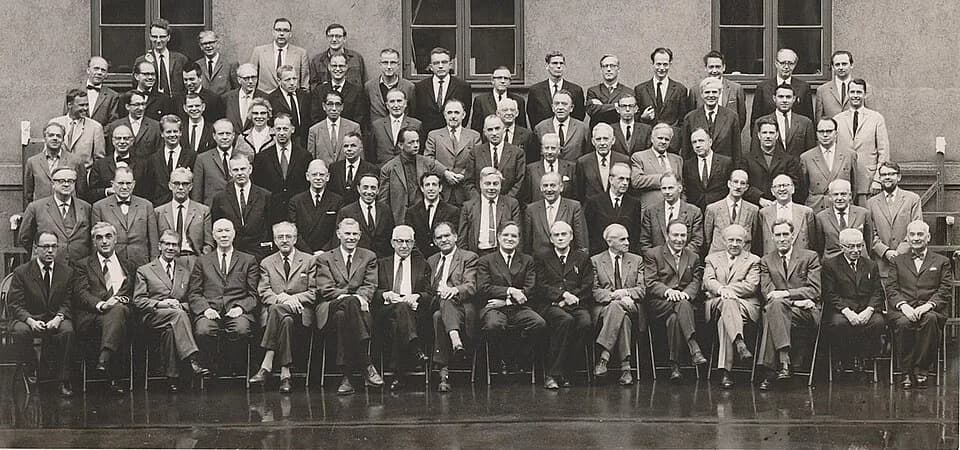 John Archibald Wheeler - Commemoration Meeting for Niels Bohr, Copenhagen, July 8-13, 1963 - physicists (under them some Nobel Prize winner), with original annotations by Friedrich Hund.
Deutsch:  Ged