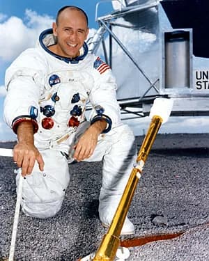 Alan Bean - I uploaded this NASA picture for use in the article on Alan Bean. It was taken from his NASA bio here: http://www.jsc.nasa.gov/Bios/htmlbios/bean-al.html -Lommer 01:26, 27 Oct 2004 (UTC)