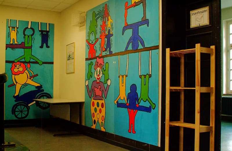 Keith Haring - Die Zeichnungen an den Wänden im Gebäude von CircO wurden teilweise in Anlehnung an die Figuren von Keith Haring geschaffen ...