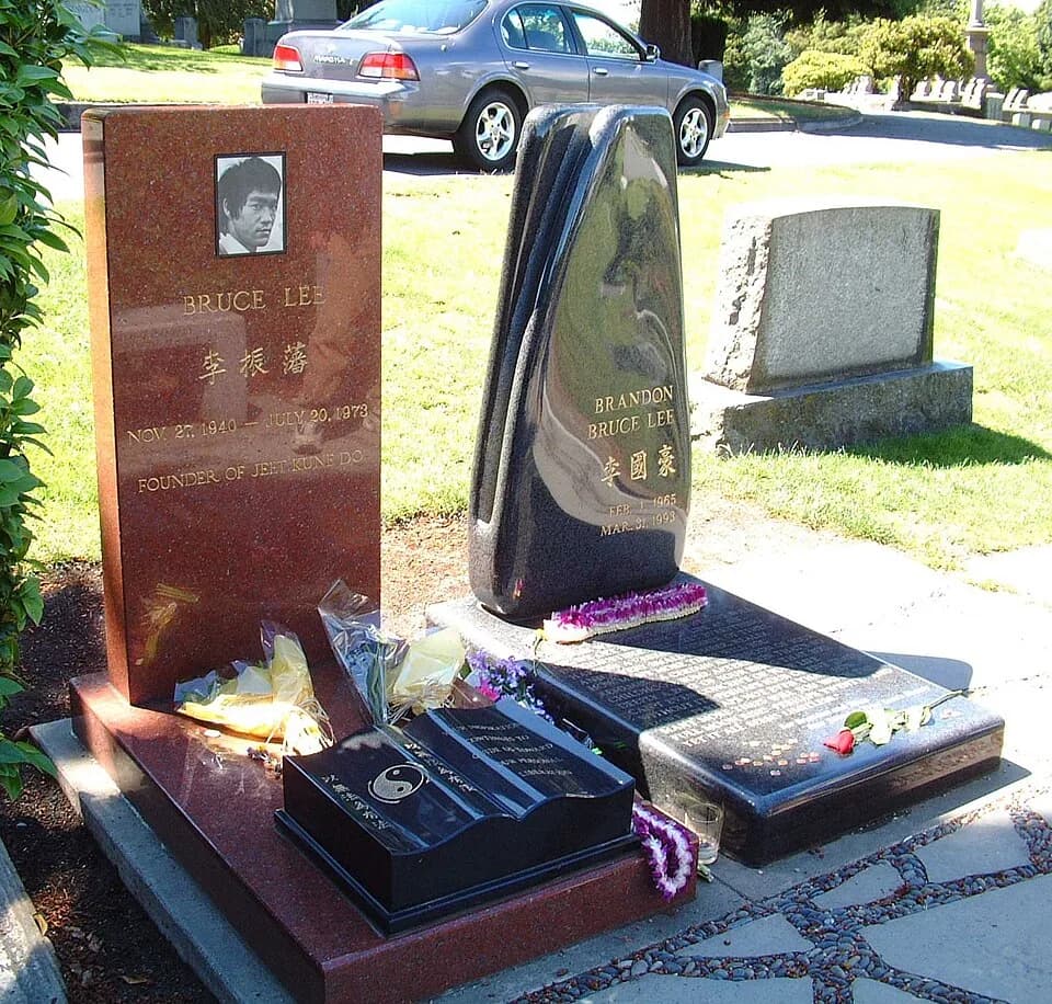 Brandon Lee - Lees grave.JPG