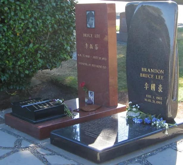 Brandon Lee - Picture of Bruce and Brandon Lee's grave took in Seattle, August 2005.