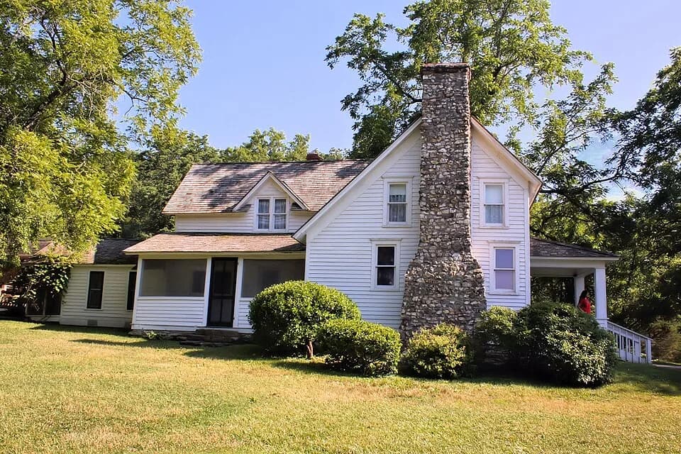 Laura Ingalls Wilder - Almanzo Wilder and Laura Ingalls Wilder's Rocky Ridge Farm, Mansfield, MO; taken by TimothyMN; adjusted as allowed by Creative Commons Attribution-ShareAlike 3.0 Unported (CC BY
