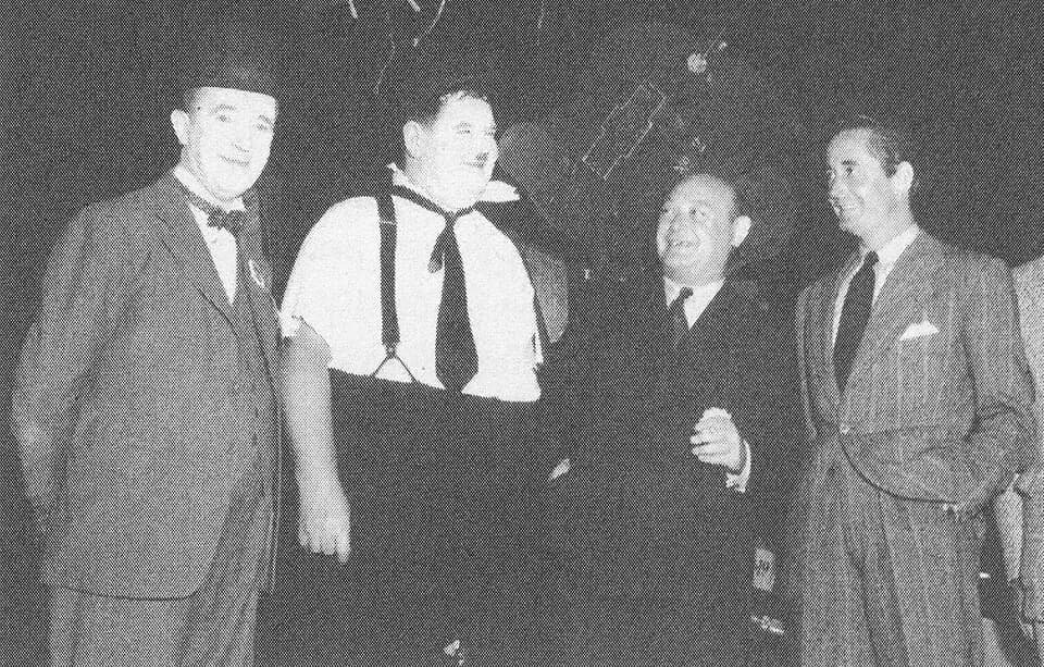 Oliver Hardy - Questa fotografia scattata a Hollywood negli anni Trenta ritrae Nino Martini con Stan Laurel e Oliver Hardy (Stanlio e Ollio).