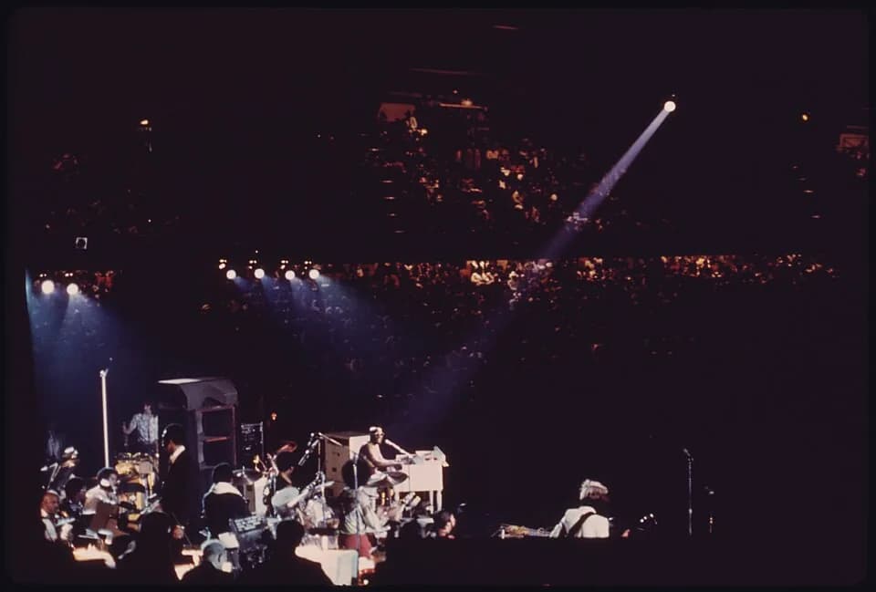 Isaac Hayes - BLACK SOUL SINGER ISAAC HAYES AND HIS GROUP PERFORM AT THE INTERNATIONAL AMPHITHEATER IN CHICAGO AS PART OF THE... - NARA - 556308.jpg