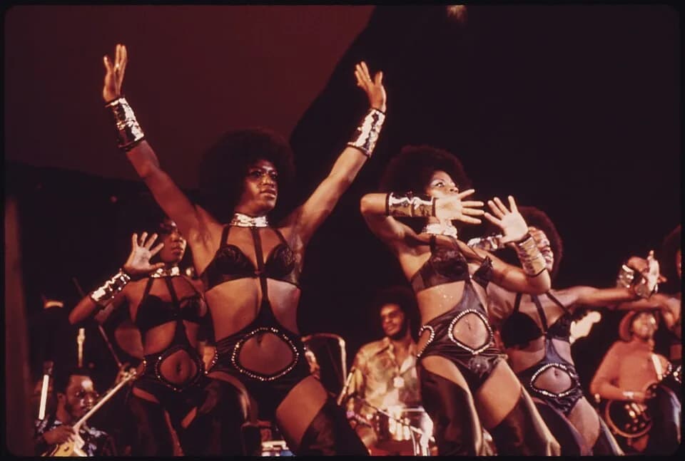 Isaac Hayes - ISAAC HAYES DANCERS PERFORM AT THE INTERNATIONAL AMPHITHEATER IN CHICAGO AS PART OF THE ANNUAL PUSH 'BLACK EXPO' IN... - NARA - 556309.jpg