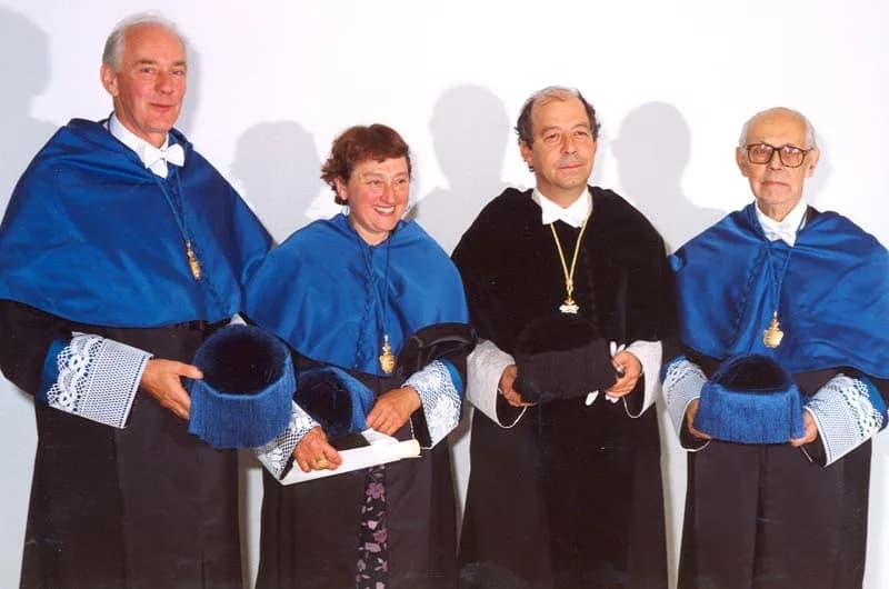 Lynn Margulis - Peter David Townsend (left), Lynn Margulis and Eugenio Morales Agacino on their honorary degree act at UAM (1998). Black-dressed, vice-chancellor Raúl Villar.