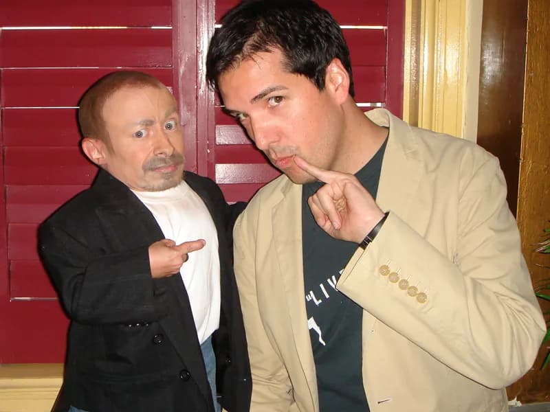 Verne Troyer - Verne Troyer with a fanMini Me and Me (a.k.a. Verne Troyer)