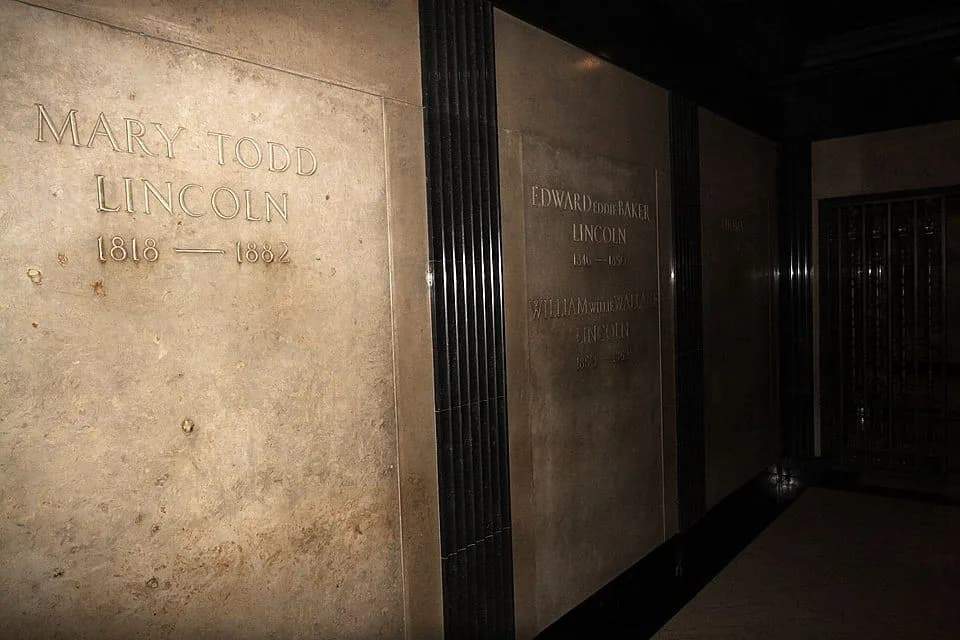 Mary Todd Lincoln - Mary Todd Lincoln's crypt, opposite Lincoln's Tomb, Oak Ridge Cemetery, Springfield, Illinois, United States