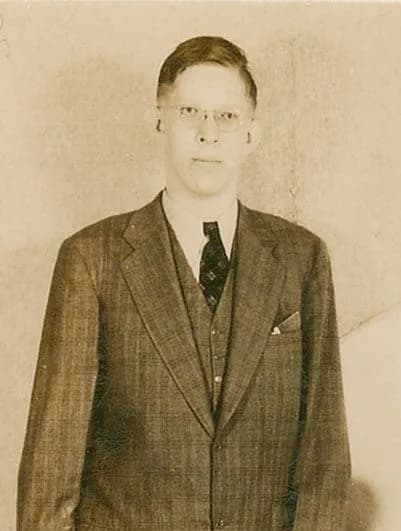 Robert Wadlow - Front of postcard of Robert Wadlow with his father