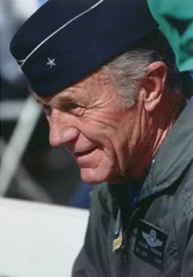 Chuck Yeager - Chuck Yeager.)