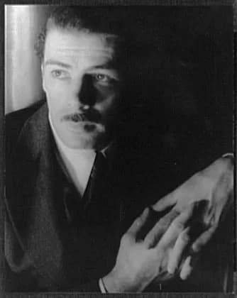 Paul Muni - Transwiki approved by: w:en:User:Dmcdevit. This image was copied from wikipedia:en. The original description was: w:en:Paul Muni photographed by w:en:Carl Van Vechten, 1932 Dec. 9.
