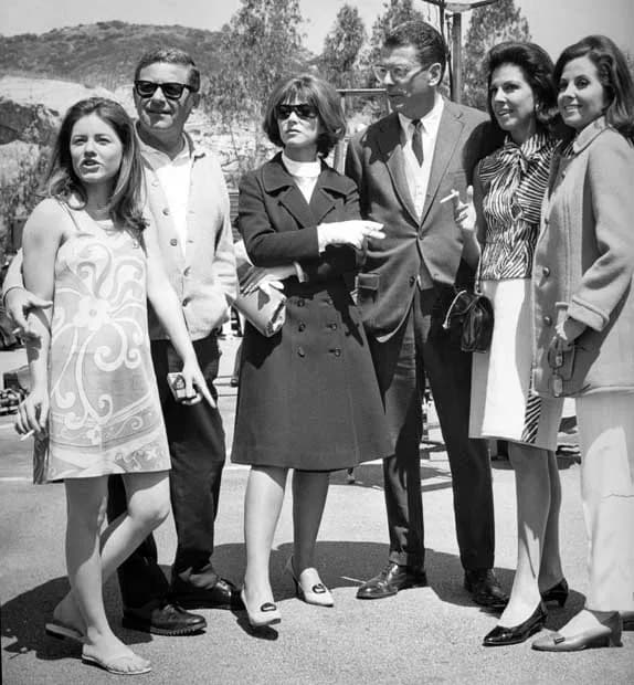 Patty Duke - Left to right: Patty Duke, Mark Robson (director), Lee Grant, David Weisbart (producer), Jacqueline Susann (author-actress), and Barbara Parkins on the set of Valley of the Dolls (1967) -