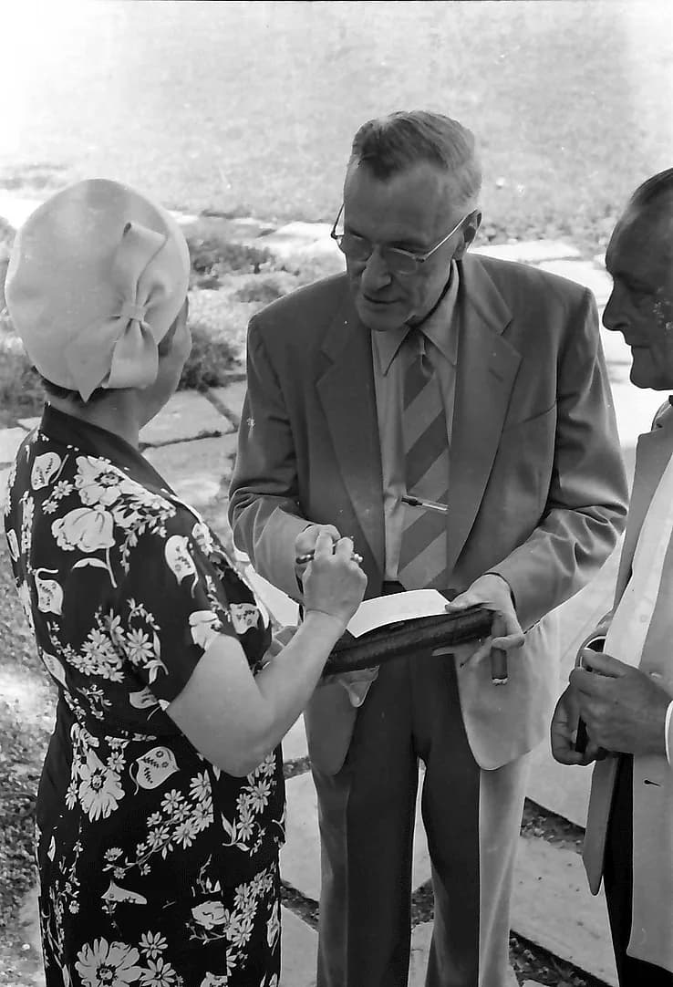 William P. Murphy - Bad Schaen: William P. Murphy gibt Autogramm an Frau, rechts F. K. Hein