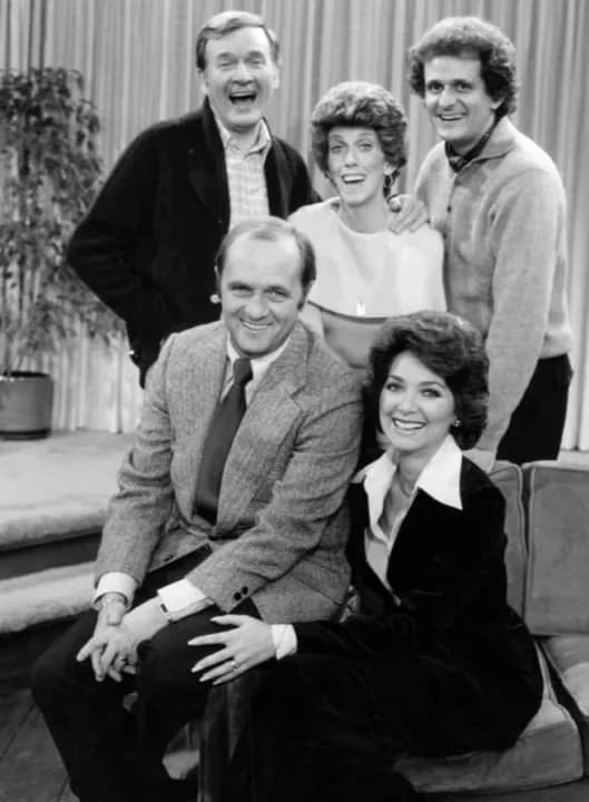 Suzanne Pleshette - Publicity photo of the cast of The Bob Newhart Show.  Standing from left: Bill Daily (Howard Borden), Marcia Wallace (Carol Kester), Peter Bonerz (Jerry Robinson).  Seated: from le