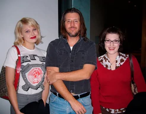 David Foster Wallace - David Foster Wallace at the Hammer Museum in Los Angeles, standing for a photo with fans Claudia Sherman and Amanda Barnes, in January 2006.